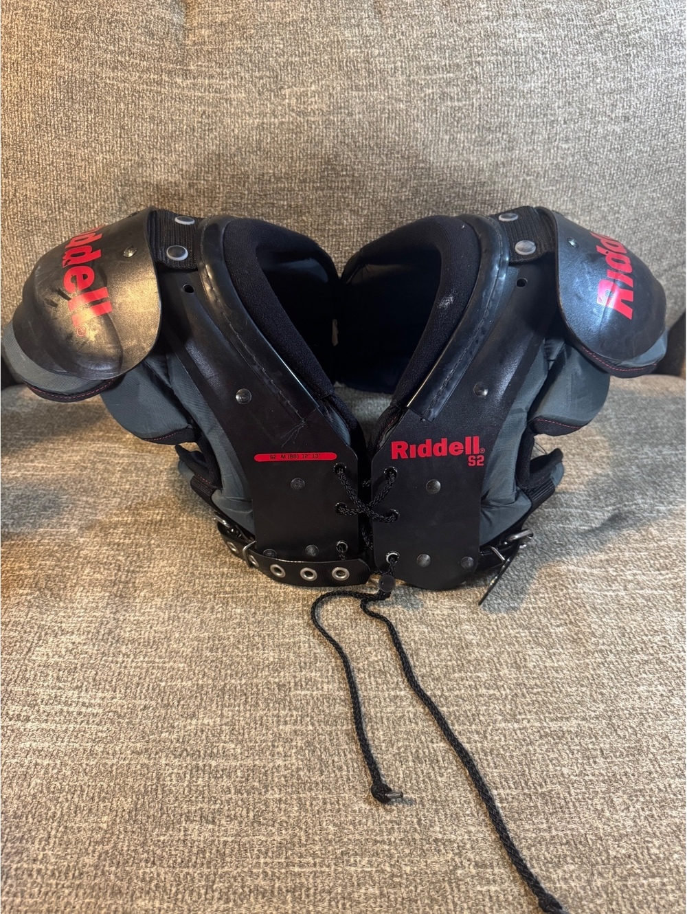 Riddell S2 Youth Football Shoulder Pads Black/Red Size Medium (80) 12"-13"